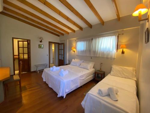 科罗拉多河La Maison Gerber的一间卧室配有两张带白色床单的床