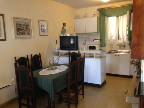 布拉托Seaside holiday house Prigradica, Korcula - 11484的带桌椅的厨房和带水槽的厨房