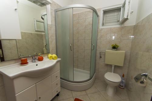 尼亚卢卡Seaside holiday house Cove Gradina, Korcula - 13803的带淋浴、卫生间和盥洗盆的浴室