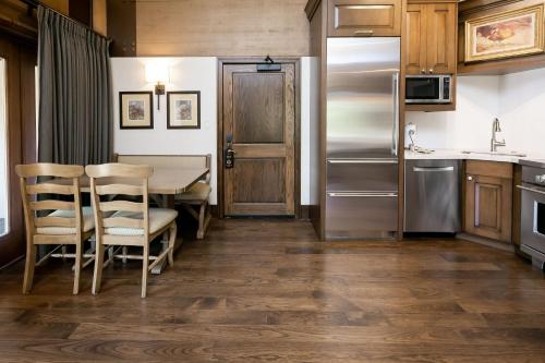 帕克城Sterling Studio Hotel Room的厨房配有桌椅和冰箱。