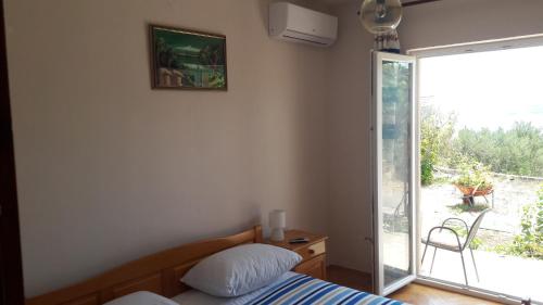 库希斯特Apartments by the sea Kuciste - Perna, Peljesac - 13921的一间卧室设有一张床和一个滑动玻璃门