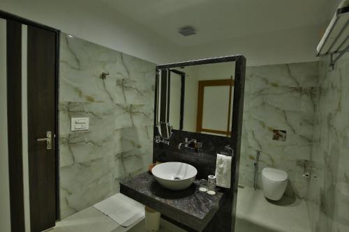 占西占西酒店的一间带水槽和镜子的浴室
