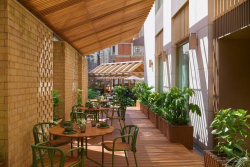 上海上海素凯泰酒店的户外庭院设有桌椅和植物