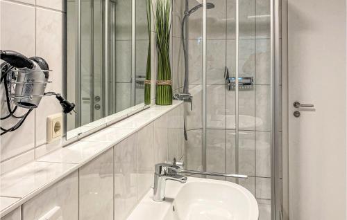 高尔维茨Meeresbrise的浴室配有盥洗盆和带镜子的淋浴