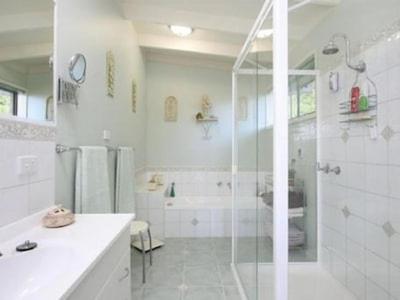 德罗马纳Family Beach Home Dromana的带淋浴和盥洗盆的白色浴室