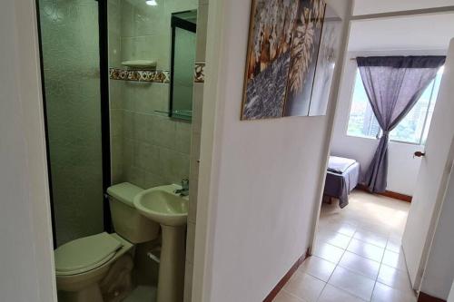 麦德林Hermoso Apartamento en excelente ubicación.的一间带卫生间和水槽的浴室