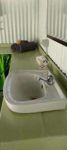 萨武萨武Gingerbread Cottage and Studio Fiji的浴室设有白色水槽和镜子