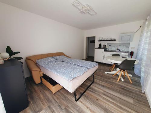 帕德博恩City Apartment, 27 qm, 2 Personen, high Sp WLAN的一间带床的小卧室和一间厨房