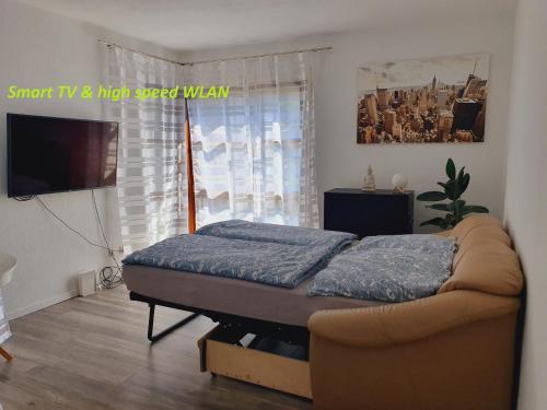 帕德博恩City Apartment, 27 qm, 2 Personen, high Sp WLAN的一间卧室设有一张床和一个大窗户