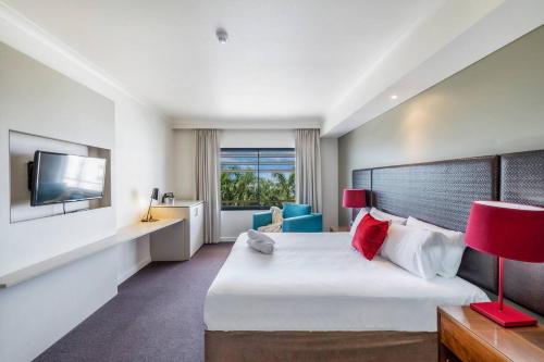 达尔文'Vistas al Mar' Dual Harbourfront Seaview Apartments的一间酒店客房,配有一张床和一台电视