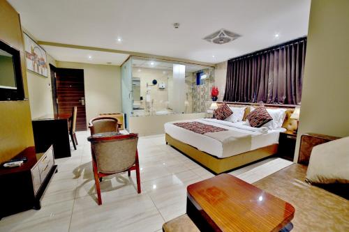 苏拉特Hotel Kings Heritage Surat的酒店客房设有床和客厅。