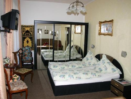 托特莫斯Hotel-Pension Waldeck的一间卧室配有两张床和镜子