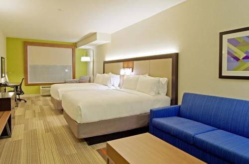 凤凰城北凤凰城/斯科特斯德智选假日酒店的酒店客房设有一张大床和一张沙发。
