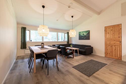 OlsborgHøgtun kulturklynge的客厅配有桌椅和沙发