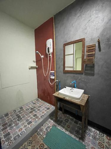 达叻府Pano Solar Guest House (พาโน โซล่า เกสเฮ้าส์ )的一间带水槽和镜子的浴室