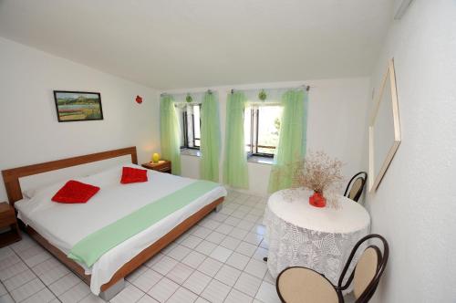 苏佩塔尔Apartments by the sea Supetar, Brac - 11497的一间卧室配有一张床和一张桌子