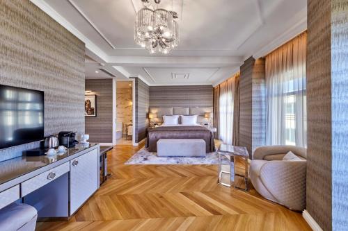 伊斯坦布尔Hotel De Reve Galata-Special Class的一间卧室配有一张床、一台电视和一张沙发