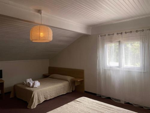 波尔蒂乔博迪西欧酒店的一间卧室设有两张床和窗户。