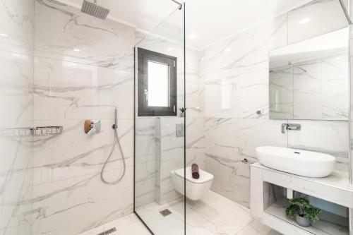 蒂锡利维Eagle's Nest - Adjoining Villas!的带淋浴和盥洗盆的白色浴室