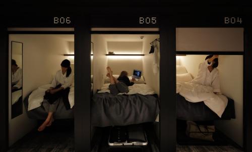 东京涩谷千禧年酒店的两名妇女坐在酒店房间的床边