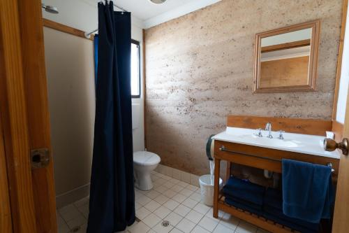 诺斯曼Great Western Motel Norseman的一间带水槽和卫生间的浴室