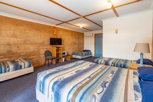 诺斯曼Great Western Motel Norseman的酒店客房设有两张床和电视。