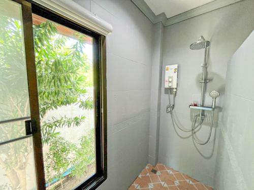 哈德姚TropiCoco Beach Resort Koh Phangan的带淋浴的浴室,带窗户