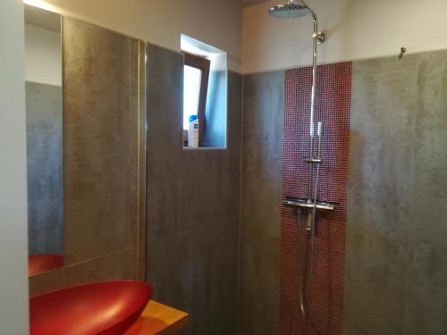MontCarpe Diem的浴室里设有红色凳子和淋浴