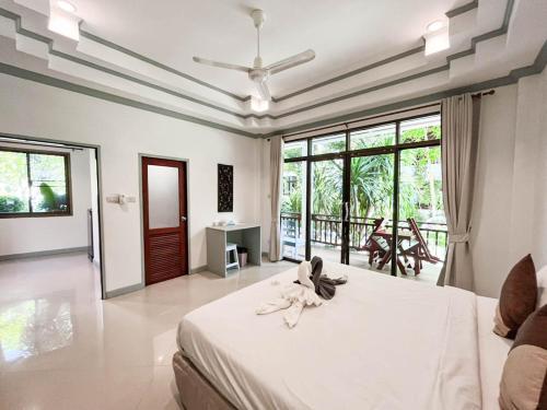 哈德姚TropiCoco Beach Resort Koh Phangan的一间卧室设有一张大床和一个大窗户