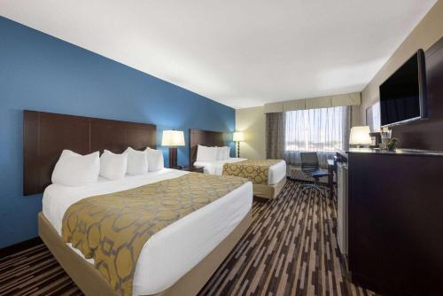 斯普林菲尔德斯普林菲尔德南部65号高速公路贝蒙特酒店及套房的酒店客房设有两张床和电视。