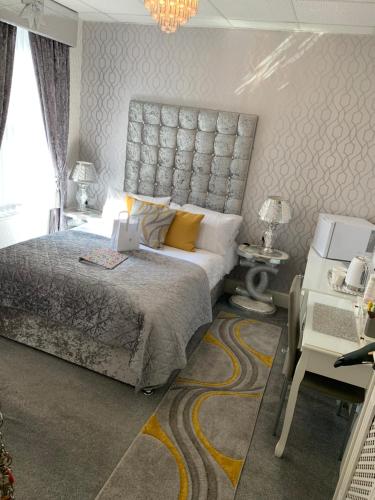 布莱克浦索伦托之家旅馆的一间卧室配有一张床和一张带电话的书桌