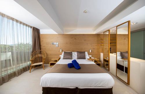 波塔尔斯诺斯Leonardo Boutique Hotel Mallorca Port Portals - Adults only的酒店客房设有一张大床和一间卧室。