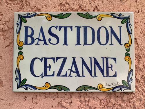 普罗旺斯艾克斯Bastidon CEZANNE的建筑侧面的一个标志,上面写着变性症