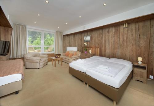 什平德莱鲁夫姆林崔鲁斯酒店的一间带大床的卧室和一间客厅