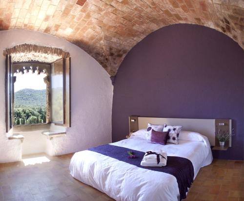 帕尔斯赛加里特乡村民宿的一间卧室设有一张大床和大窗户