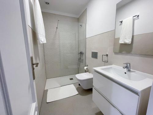 洛斯克里斯蒂亚诺斯埃迪菲西奥唐迭戈公寓的白色的浴室设有水槽和卫生间。
