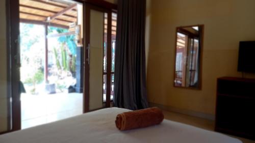 吉利特拉旺安威士马邦达旅馆的窗户间床上的毛巾