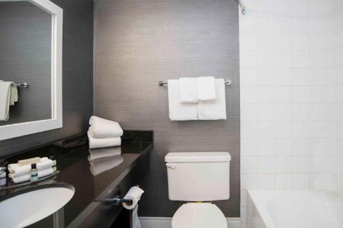 基洛纳基洛纳桑德曼套房酒店的浴室配有白色卫生间和盥洗盆。
