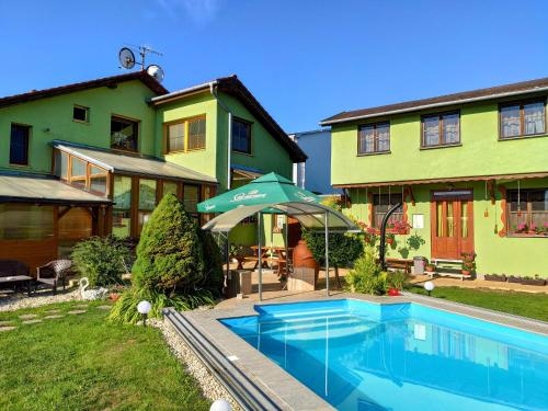 斯米扎尼Villa Real Paradise的房屋前有游泳池的房子