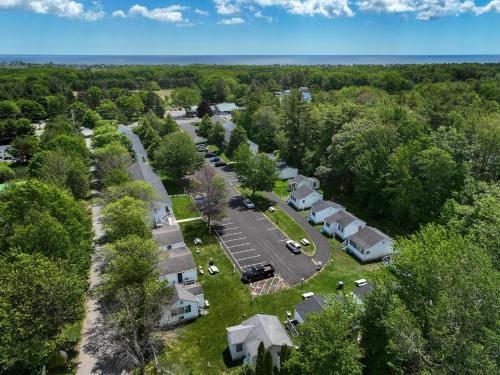 威尔斯Anchor Inn and Cottages Wells-Ogunquit的树林中露营区空中景色