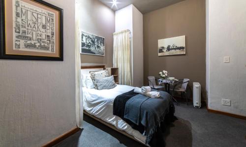 比勒陀利亚Craigivar Guesthouse的一间卧室配有一张床和一张桌子