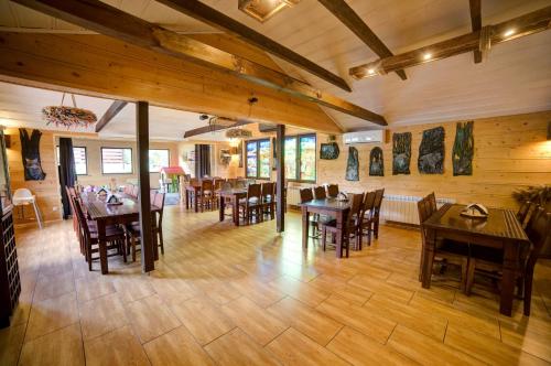 齐斯纳Solny - Resort w Bieszczadach的用餐室配有木桌和椅子