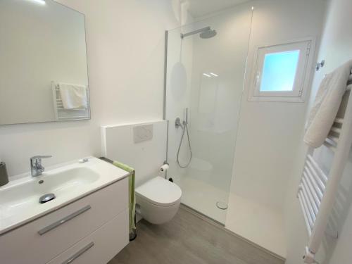 埃斯卡洛Can Valonsadero, Villa con Piscina的白色的浴室设有卫生间和淋浴。