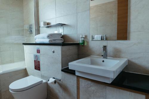 利物浦普斯帕德斯 - 利物浦1 - 公寓的白色的浴室设有水槽和卫生间。