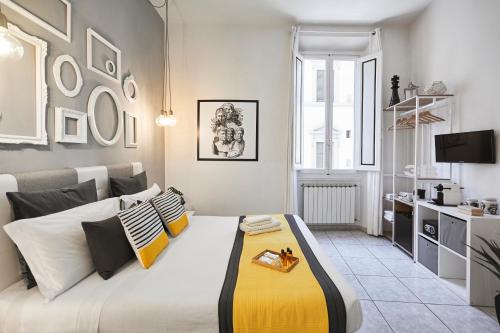 佛罗伦萨佛罗伦萨中心3B住宿加早餐旅馆的卧室配有白色大床和黄色及黑色枕头