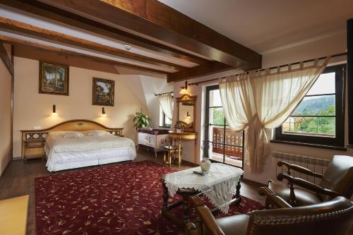 克里斯蒂安蔻娜奇奥安比恩特度假酒店的一间卧室设有一张床和一个大窗户