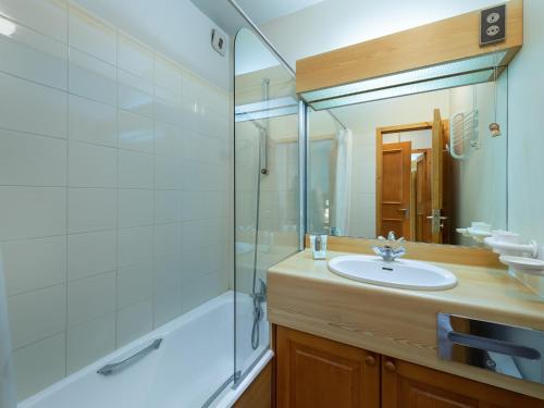 瓦勒迪泽尔Appartement Val-d'Isère, 3 pièces, 7 personnes - FR-1-567-24的一间带水槽和淋浴的浴室