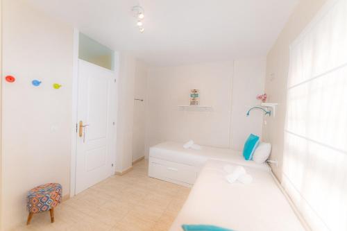 卡亚俄萨尔瓦赫La sonada bright penthouse with views的白色的浴室设有一张床和淋浴。