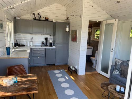 韦姆德Exclusive guesthouse with stunning Seaview!的一间厨房和客厅,位于一个小房子里