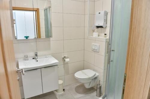 Donji KraljevecHOSTEL GREEN的白色的浴室设有卫生间和水槽。